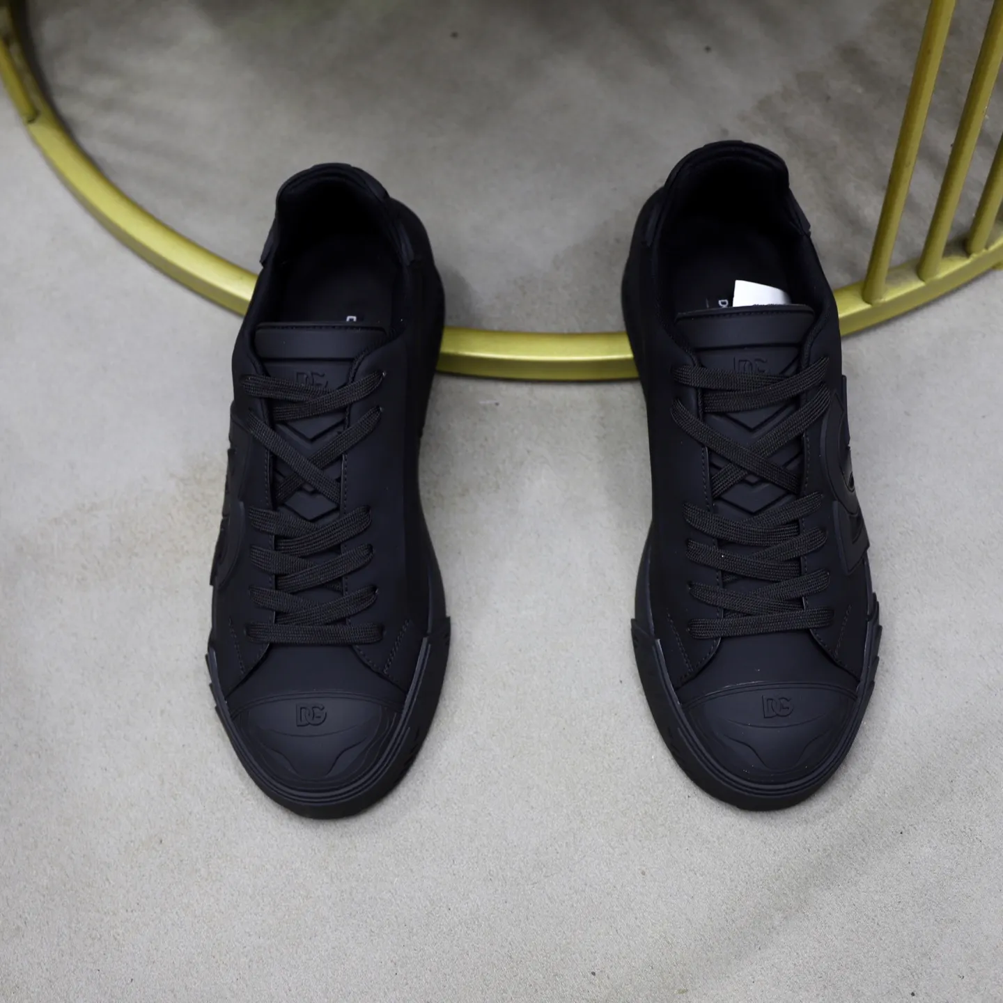 Ex-factory price: 600💰••New products••Dolce&Gabbana••DG✔️High-end men's sports•casual shoes. Original goods from top counters. Original imported multiple material splicing design ➕Original outsole.  Size: 38-44 (45, 46 customized)